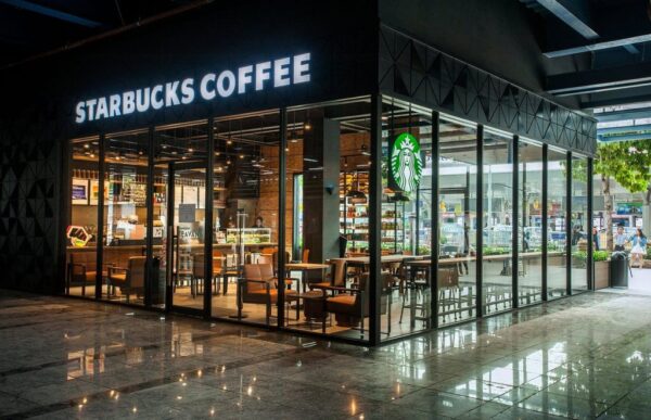 Không gian hiện của thương hiệu cà phê nổi tiếng Starbucks tại Sân bay Tân Sơn Nhất