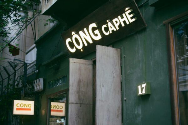 Cộng cà phê nổi bật với màu xanh cổ điển có mặt trong top thương hiệu cà phe nổi tiếng nhất Việt Nam