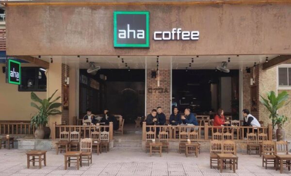 Aha Cafe mang đậm phong cách cà phê đường phố, tạo cảm giác thân quen